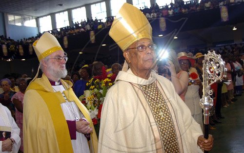 Rudolph Brown/Chief Photographer
The Rt. Rev. Alfred Reid, (right) Bishop of Jamaica and the Cayman Islands and Archbishop of Canterbury The Most Rev. and Rt. Hon. Dr. Rowan Williams enter the National Arena for the Diocese of Jamaica and the Cayman Islands, Order of Service on the occasion of the meeting of the Anglican Consultative Council on Sunday, May 3-2009.