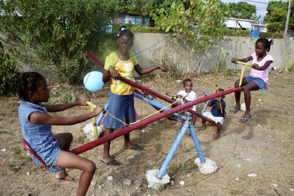 ChildrenSWINGING200900216AM