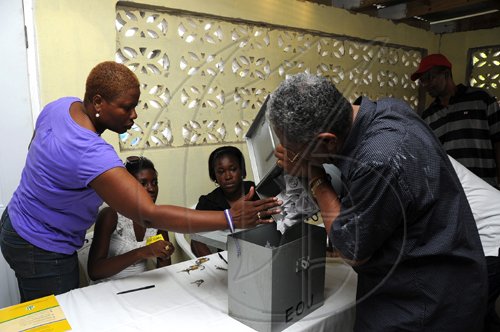 Ian Allen/Staff Photographer
Noel Lee right and an Electoral Office worker empties ballots for counting.