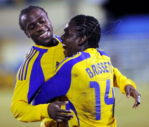 Ricardo Makyn/Staff Photographer.
Harbour View's John-Ross Edwards is congratulated by teammate Kimarlee Brissett after scoring a goal.


 


Harbour View vs Humble Lions at the Harbour View Mini Stadium,Harbour View won the encounter with a John-Ross Edwards Goal on Sunday 29.8.2010.