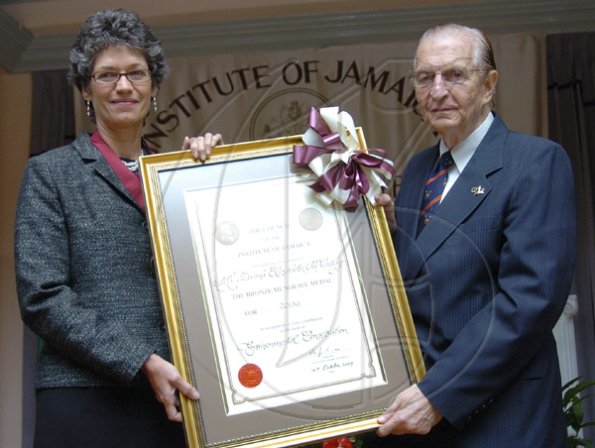 Peta-Gaye Clachar/Freelance Photographer
The Most honourable Edward Seaga presents Mrs. Diana McCaulay with a bronze medal and citation for her contribution to Environmental Conservation at the Institute of Jamaica (IOJ) Musgrave Awards ceremony at IOJ on Wednesday, October 14, 2009.