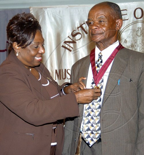 Peta-Gaye Clachar/Staff Photographer
Minister Youth Sports and Culture Olivia 'Babsy' Grange present the Musgrave Gold Medal to Colonel Sidney Peddi  for his contribution to the Maroons at the Institute of Jamaica Musgrave Medals Awards Ceremony at the Institute of Jamaica on Thursday, May 28, 2009.