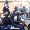 Norman Grindley /Chief Photographer
Policemen arriving in west Kingston.