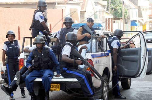 Norman Grindley /Chief Photographer
Policemen arriving in west Kingston.