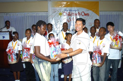 Winston Sill/Freelance Photographer
Dr. Clive Lai, Spell Master presents a gift basket on behalf of Kirk Distributors Limited to Jenelle Hinds, St. Mary Parish Champion.