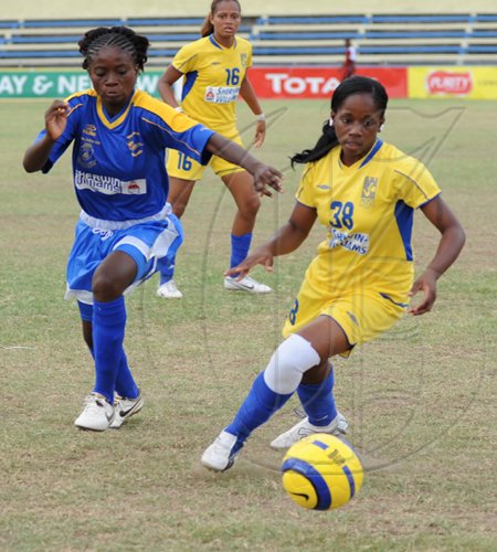 WomenFootballB20090701IA